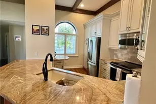 619 Beachwalk Cir, Naples, FL 34108 - Photo 7