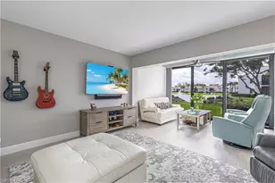 589 Beachwalk Cir, Naples, FL 34108 - Photo 9