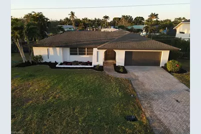 1041 N Waterway Dr, Fort Myers, FL 33919 - Photo 1