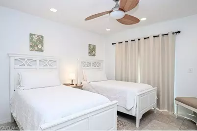 566 Beachwalk Cir, Naples, FL 34108 - Photo 15