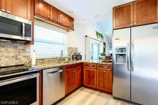 566 Beachwalk Cir, Naples, FL 34108 - Photo 7