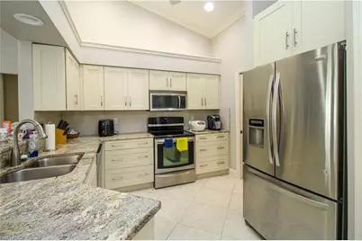 333 Wentworth Ct, Naples, FL 34104 - Photo 7