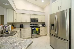 333 Wentworth Ct, Naples, FL 34104 - Photo 7