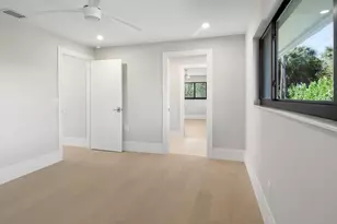 518 Cypress Way E, Naples, FL 34110 - Photo 23