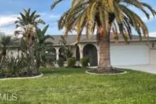 423 SE 17th St, Cape Coral, FL 33990 - Photo 1