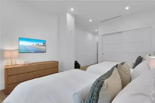 201 8th St S, Naples, FL 34102 - Photo 23