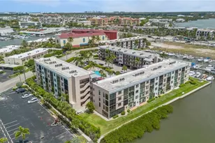 805 River Point Dr, Naples, FL 34102 - Photo 15
