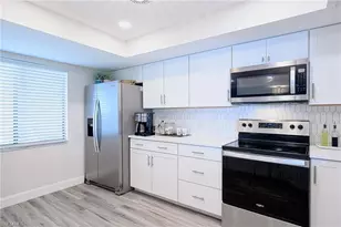 586 Beachwalk Cir, Naples, FL 34108 - Photo 5