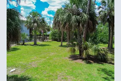 1675 Avion Pl, Naples, FL 34104 - Photo 5