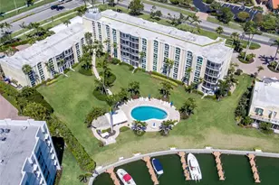 400 Park Shore Dr, Naples, FL 34103 - Photo 23