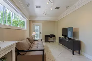 877 7th St S, Naples, FL 34102 - Photo 23