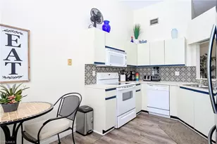 586 Beachwalk Cir, Naples, FL 34108 - Photo 5