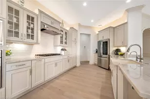 2542 Marquesa Royale Ln, Naples, FL 34109 - Photo 9