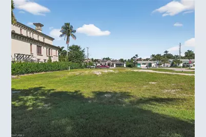 1585 Pelican Ave, Naples, FL 34102 - Photo 13