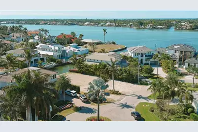 1670 Dolphin Ct, Naples, FL 34102 - Photo 7