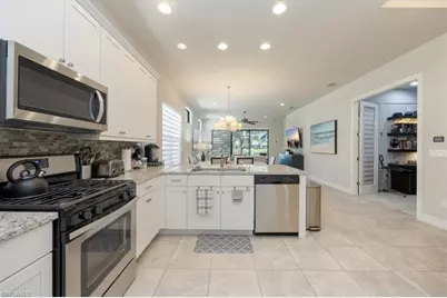 8160 Venetian Pointe Dr, Fort Myers, FL 33908 - Photo 15