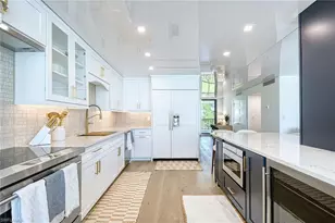 2389 Gulf Shore Blvd N, Naples, FL 34103 - Photo 11