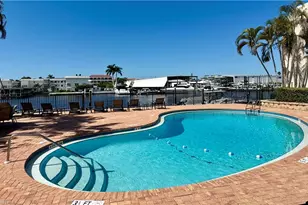 800 River Point Dr, Naples, FL 34102 - Photo 31