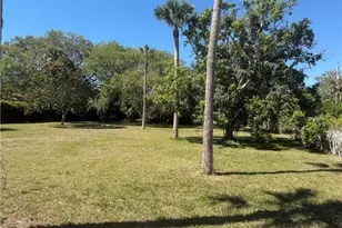 1063 Shadowlawn Dr, Naples, FL 34104 - Photo 13