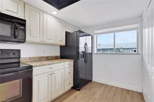 146 Cypress Way E, Naples, FL 34110 - Photo 5