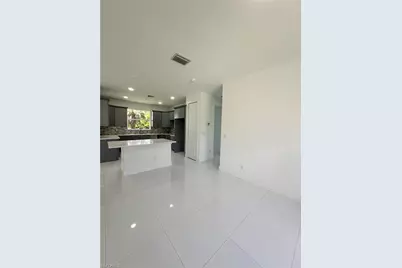 718 Chattman St E, Lehigh Acres, FL 33974 - Photo 9