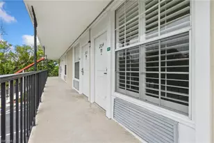 2555 9th St N, Naples, FL 34103 - Photo 9