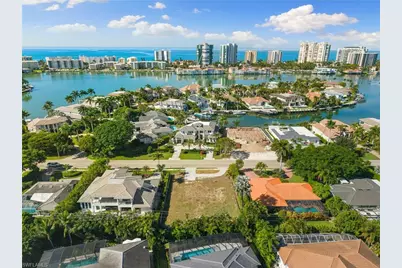 3670 Crayton Rd, Naples, FL 34103 - Photo 11