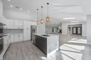 6161 Waxmyrtle Way, Naples, FL 34109 - Photo 11