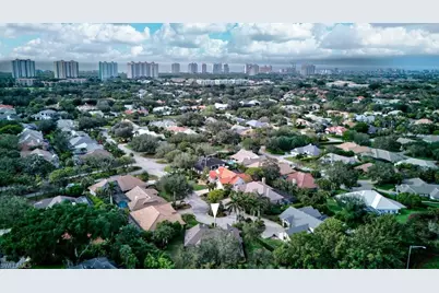 812 Pine Creek Ln, Naples, FL 34108 - Photo 9