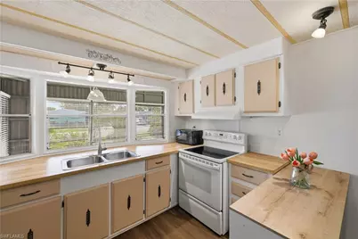 181 Sugarloaf Ln, Naples, FL 34114 - Photo 9