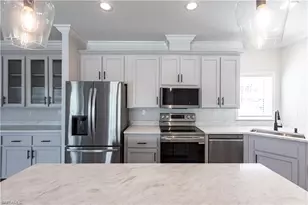 11310 Bougainvillea Ln, Fort Myers Beach, FL 33931 - Photo 9