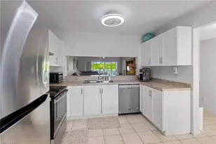 3705 Amberly Cir, Naples, FL 34112 - Photo 3