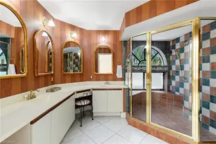 592 Beachwalk Cir, Naples, FL 34108 - Photo 17