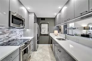 555 Park Shore Dr, Naples, FL 34103 - Photo 7