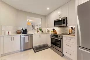 401 Courtside Dr, Naples, FL 34105 - Photo 7