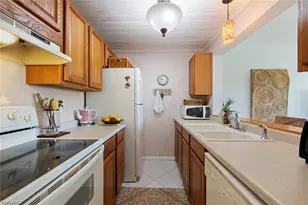 1085 Forest Lakes Dr, Naples, FL 34105 - Photo 5