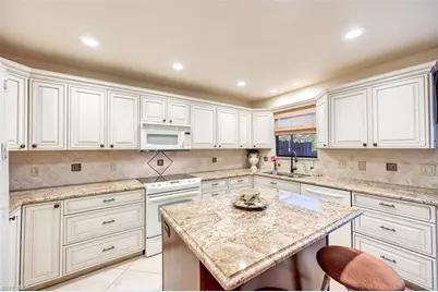 185 Lake Point Ln #8B, Naples, FL 34112 - Photo 5
