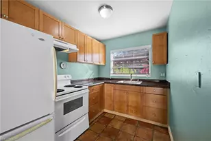 715 10th St N, Naples, FL 34102 - Photo 25