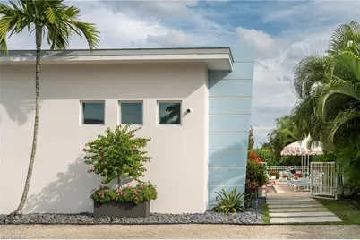 10042 Vanderbilt Dr, Naples, FL 34108 - Photo 27