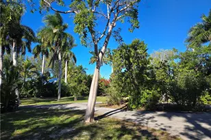 1551 Bembury Dr, Naples, FL 34102 - Photo 5