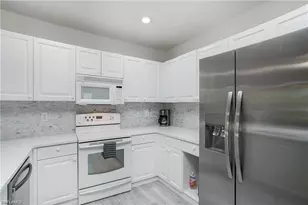 700 Diamond Cir, Naples, FL 34110 - Photo 11