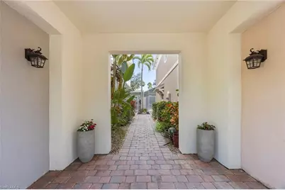 5561 Cove Cir, Naples, FL 34119 - Photo 7