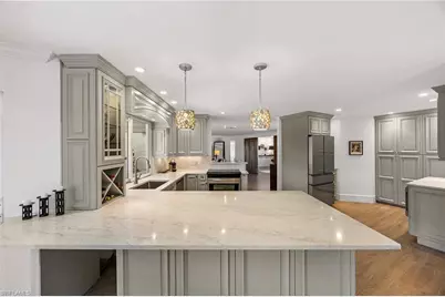 688 Parkview Ln, Naples, FL 34103 - Photo 9