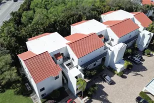 592 Beachwalk Cir, Naples, FL 34108 - Photo 23