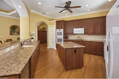 377 Mallory Ct, Naples, FL 34110 - Photo 11