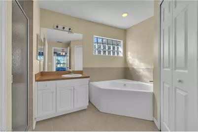 916 NE 4th Pl, Cape Coral, FL 33909 - Photo 25