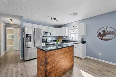 150 Leawood Cir, Naples, FL 34104 - Photo 5