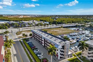 801 River Point Dr, Naples, FL 34102 - Photo 23