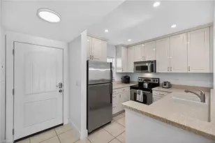 801 River Point Dr, Naples, FL 34102 - Photo 5