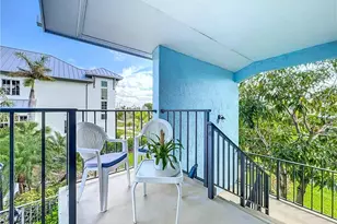 1065 8th St S, Naples, FL 34102 - Photo 3